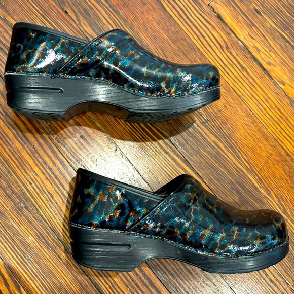 Dansko Shoes - Dansko Women’s Professional Animal Print Iridescent Slip On Work Clogs Sz 40